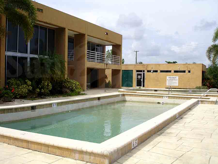 GRANADA LAKES Community Pool